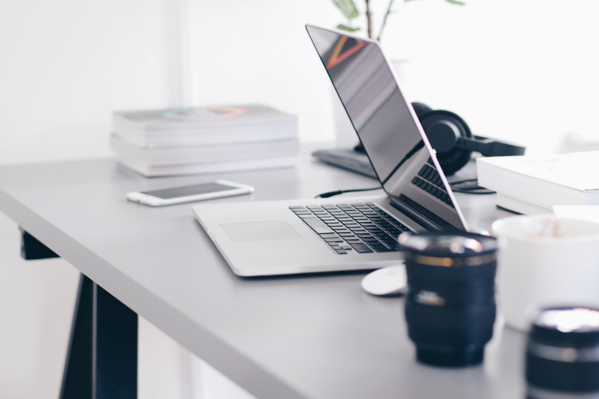 Moderner Homeoffice Arbeitsplatz als Grenzgänger