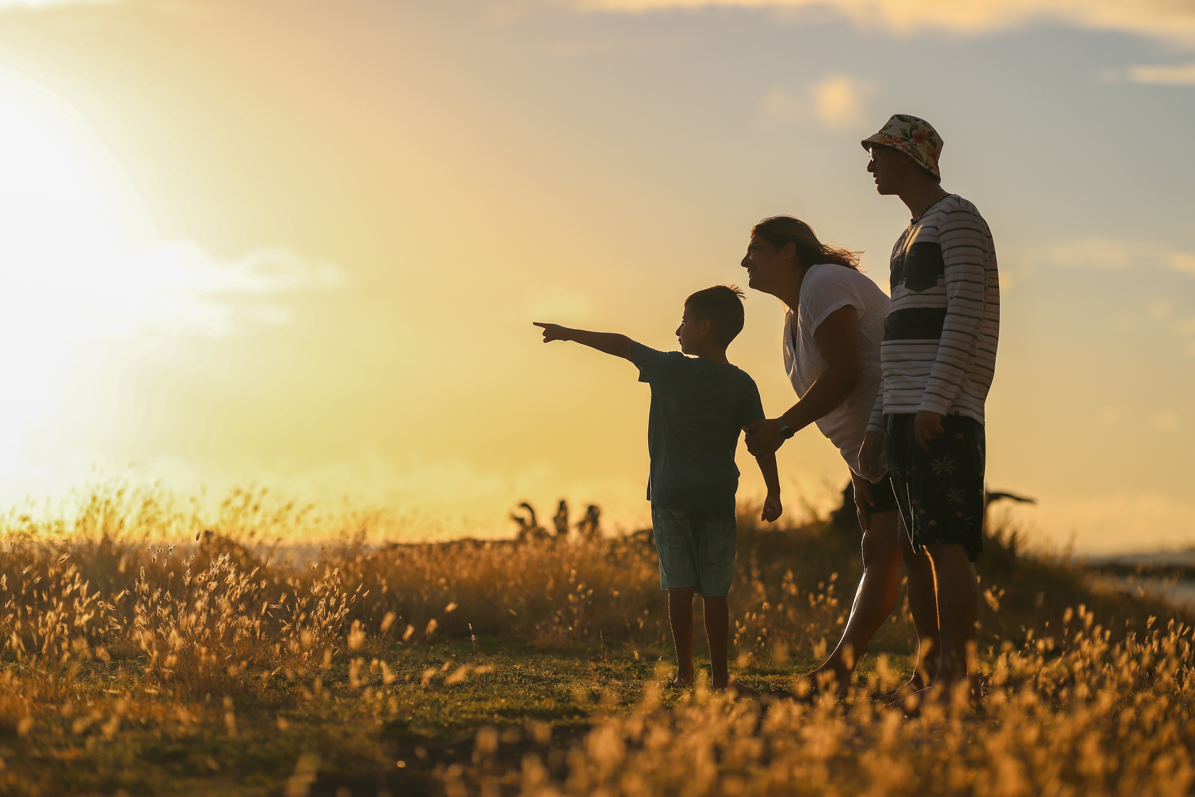 Glückliche Familie im Sonnenuntergang hat Swica Versicherung abgeschlossen