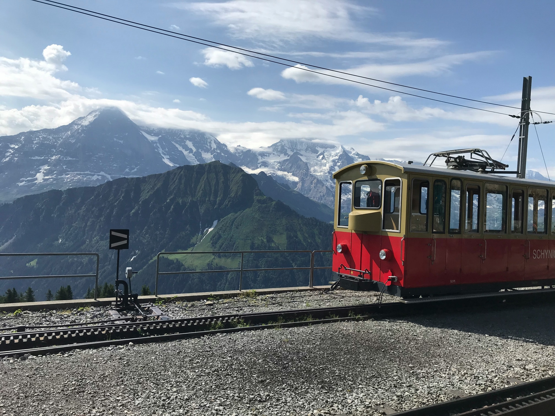Schweizer Straßenbahn unterstreicht die Aussage Typisch Schweiz