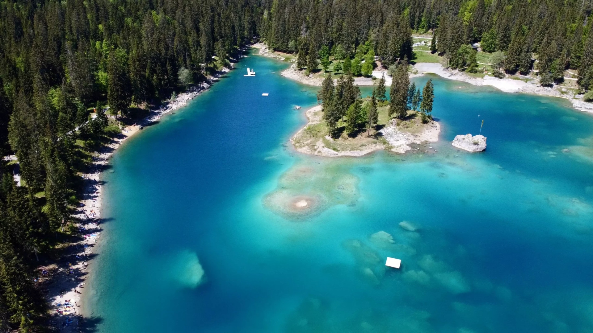 Vogelperspektive auf Schweizer See