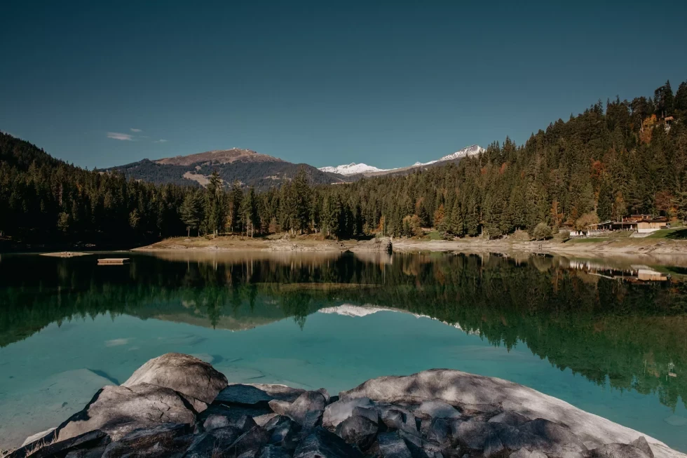 Strahlend blauer See in der Schweiz