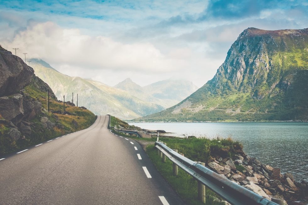 Straße am See in der Nähe von Gebirgen stehen für das Thema Führerschein in der Schweiz