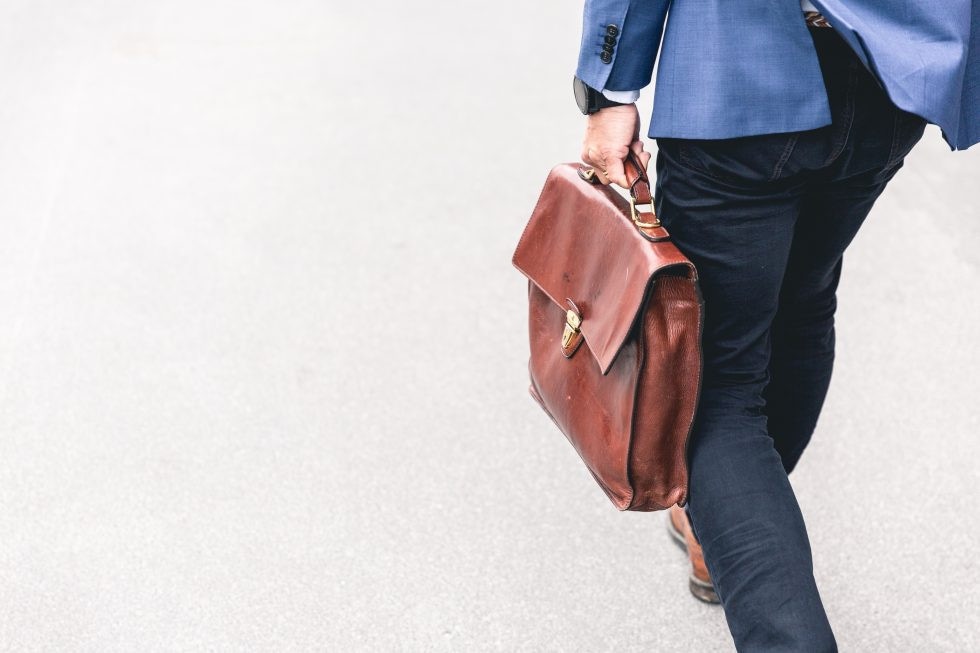 Grenzgänger mit Laptoptasche