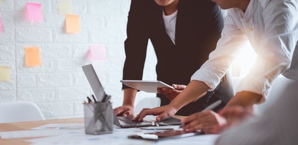 Zwei Personen arbeiten in der Schweiz