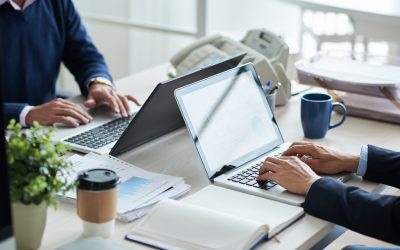 Zwei Männer symbolisieren das Arbeiten in der Schweiz am Arbeitsplatz