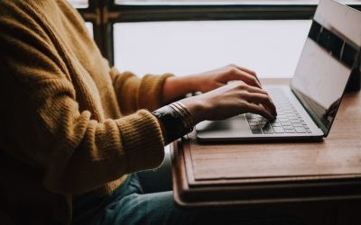 Junger Person am PC stellvertretend für das Thema Ausbildung in der Schweiz